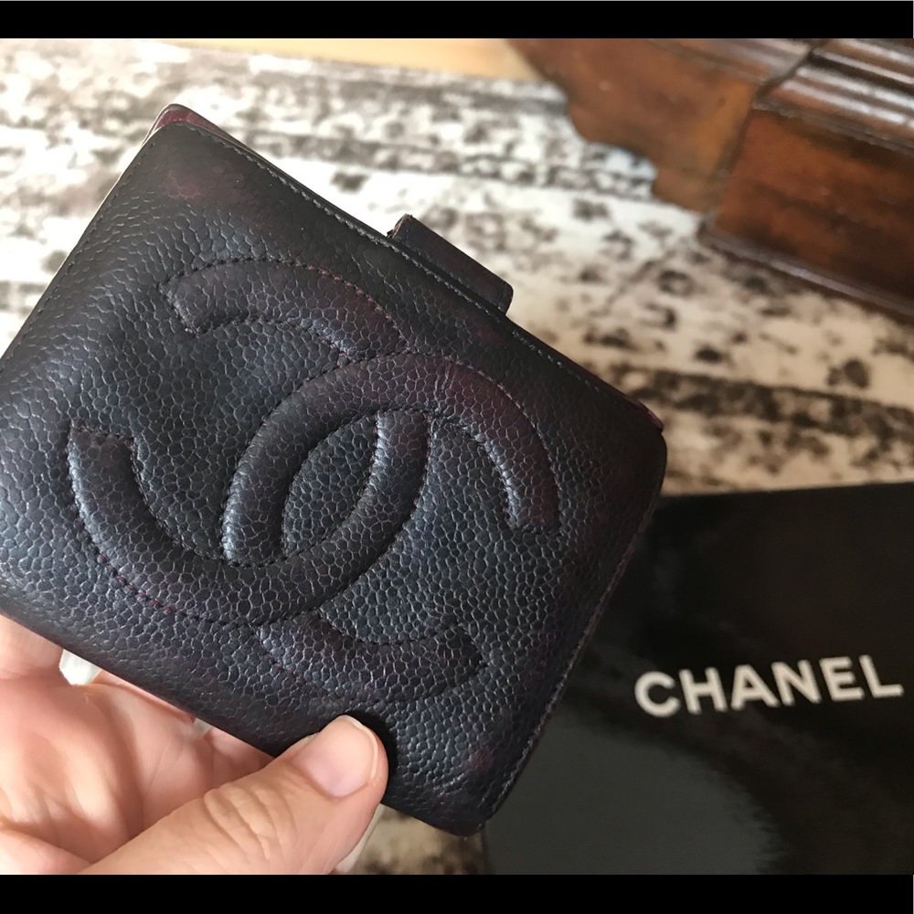 💰SOLD-Authentic Chanel caviar leather logo wallet - Picture 3 of 7